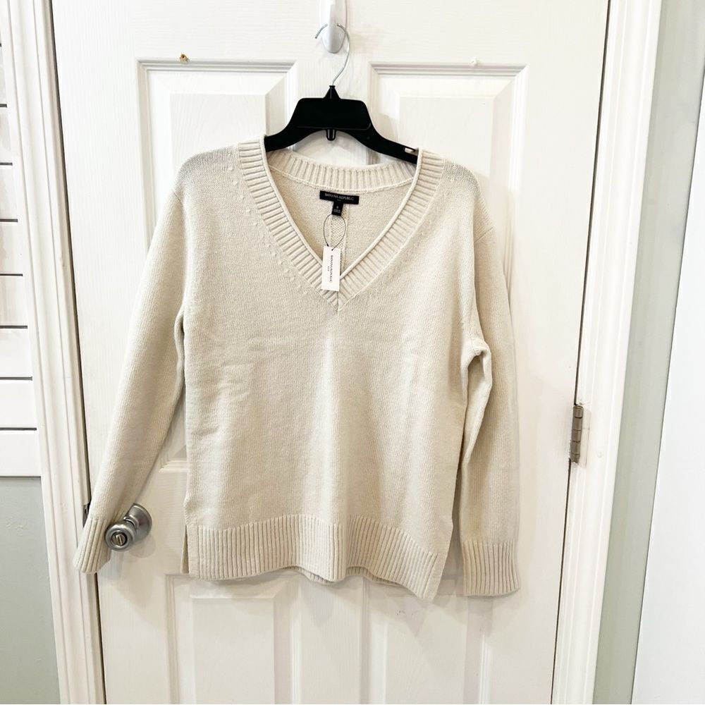 Banana Republic essential Vneck Sweater w Long sleeves &ribbed neck, arms& cuff - Picture 8 of 12
